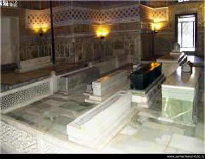 Верхний зал мавзолея с надгробиями []