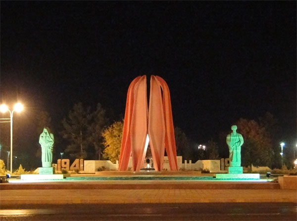 Мары. Монумент павшим во время Великой Отечественной войны [Долгий В,]