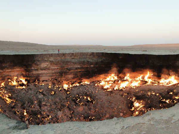 Горит газ в газовом кратере [Долгий В,]