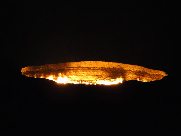 Газовый кратер ночью [Долгий В,]