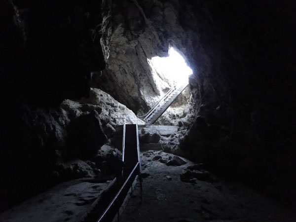 Лестница, ведущая к озеру в Куватинской пещере [Долгий В,]