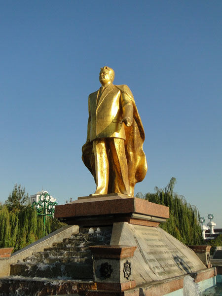 Позолоченная статуя первого президента Туркменистана [Долгий В,]