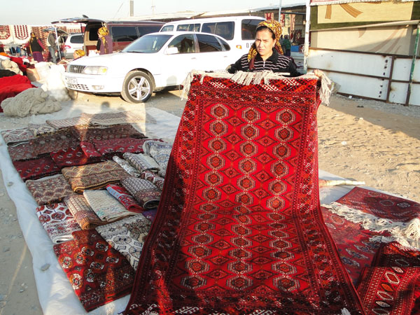 Женщина, продающая ковры, толкучка, Ашхабад [Долгий В,]