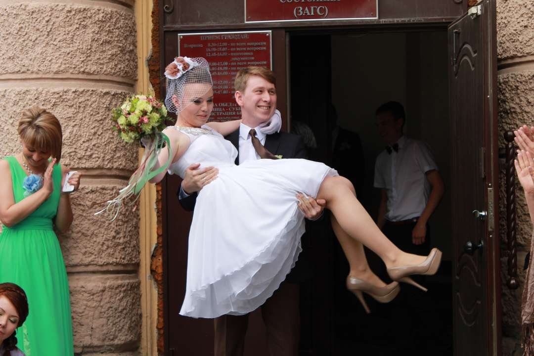 https://mykaleidoscope.ru/uploads/posts/2020-02/1582819460_2-p-nevesti-na-rukakh-u-zhenikhov-v-zagse-9.jpg