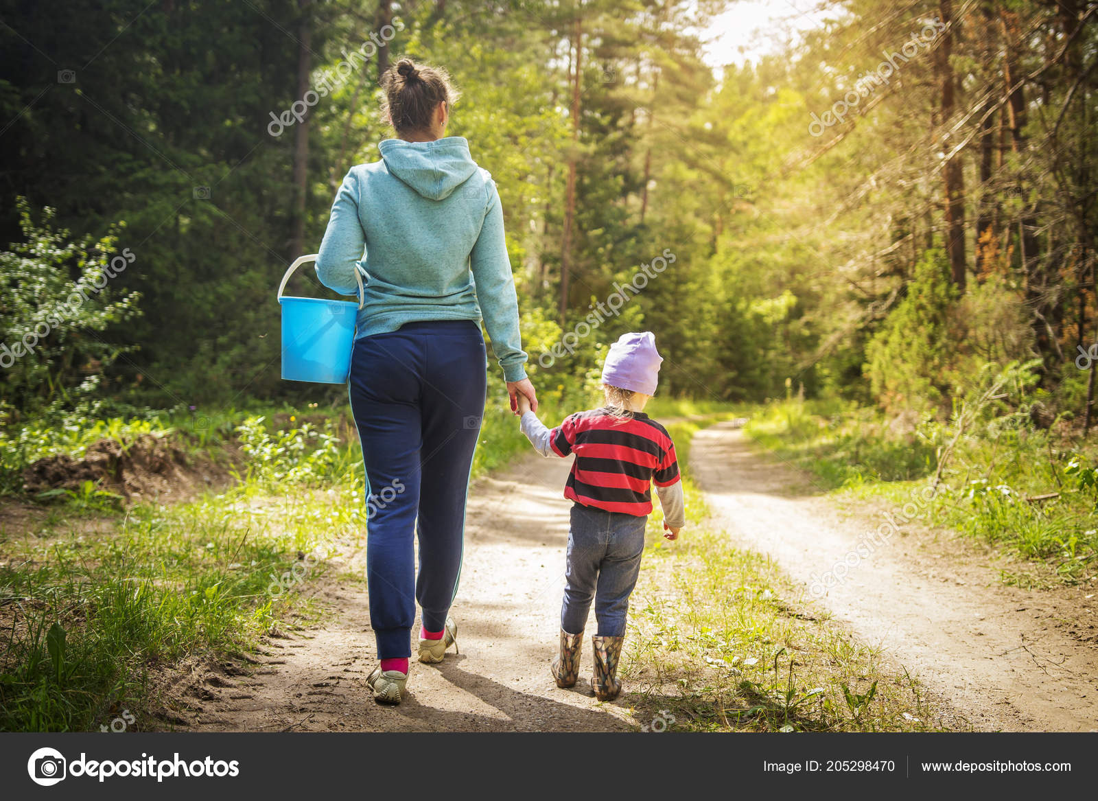 https://st4.depositphotos.com/9436578/20529/i/1600/depositphotos_205298470-stock-photo-mom-and-little-daughter-go.jpg