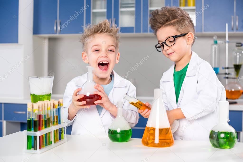 https://st3.depositphotos.com/11233746/13984/i/950/depositphotos_139842914-stock-photo-kids-in-chemical-lab.jpg