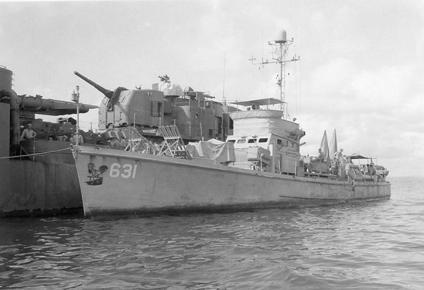 USS SC-631 ������ � �������� USS ������, ������� 1944 �. � ������ �����. []